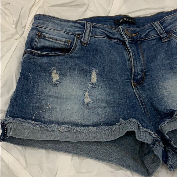 Distressed shorts - Picture 2 of 5